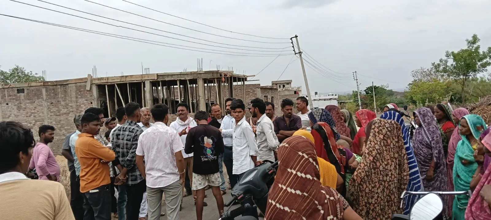 रहवासियों की समस्या सुनते सरपंच अंतिम पटेल